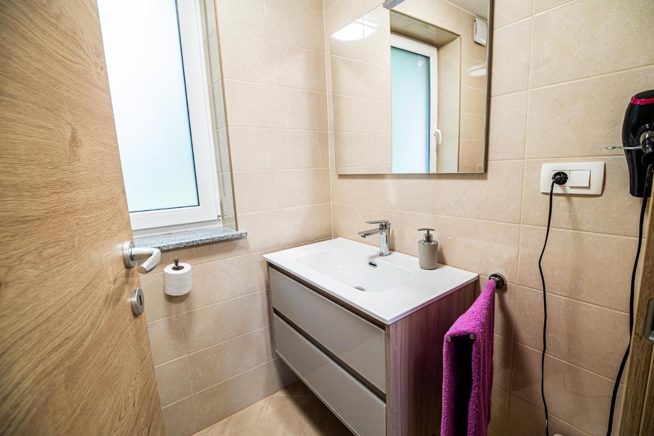 Holiday Home With Hot Tub And Sauna Sabina Rovte 외부 사진
